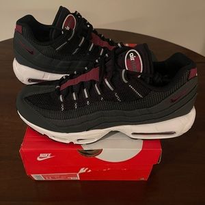 NWB-Nike AirMax 95 (Sz 11) - Black/Team Red